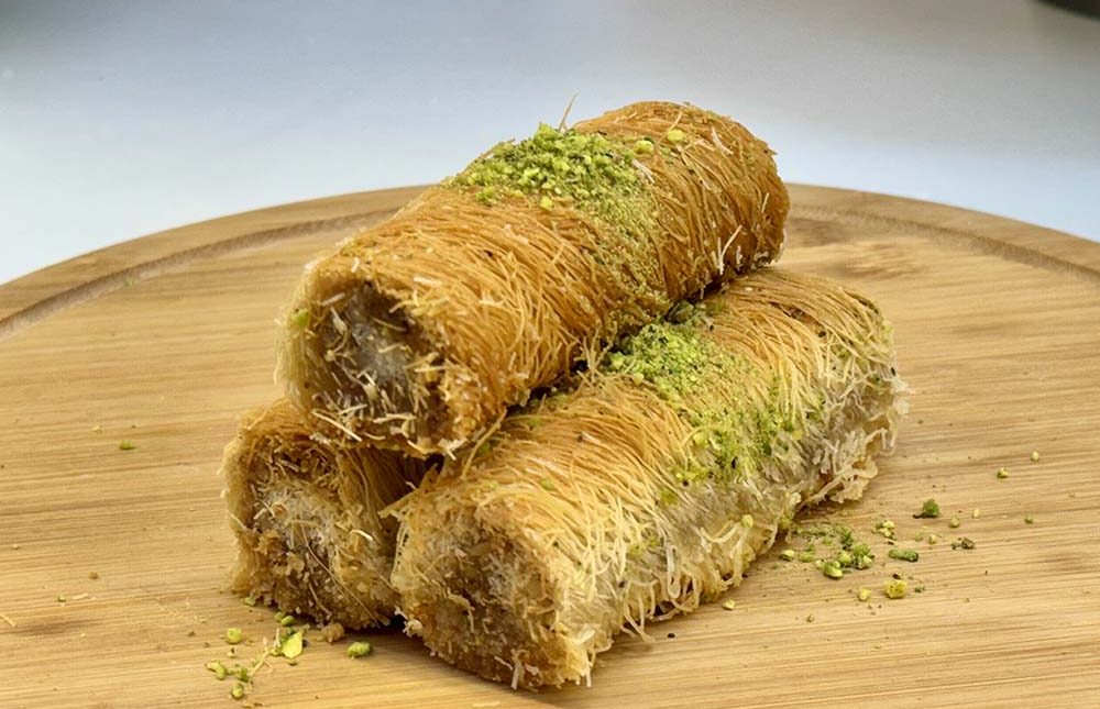 Katayof turco con nuez y almendra, crujiente y dulce tradicional.