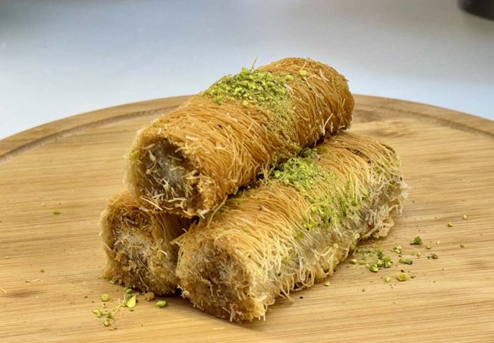 Katayof turco con nuez y almendra, crujiente y dulce tradicional.