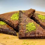 Doble de Chocolate, dulce turco con doble capa de cacao y textura suave.
