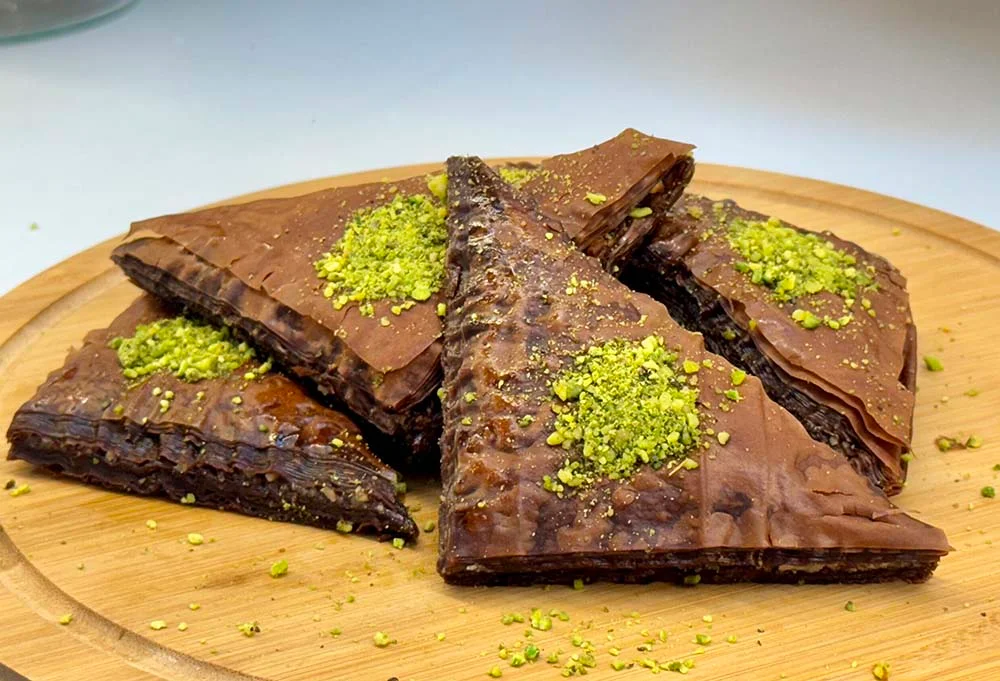 Doble de Chocolate, dulce turco con doble capa de cacao y textura suave.