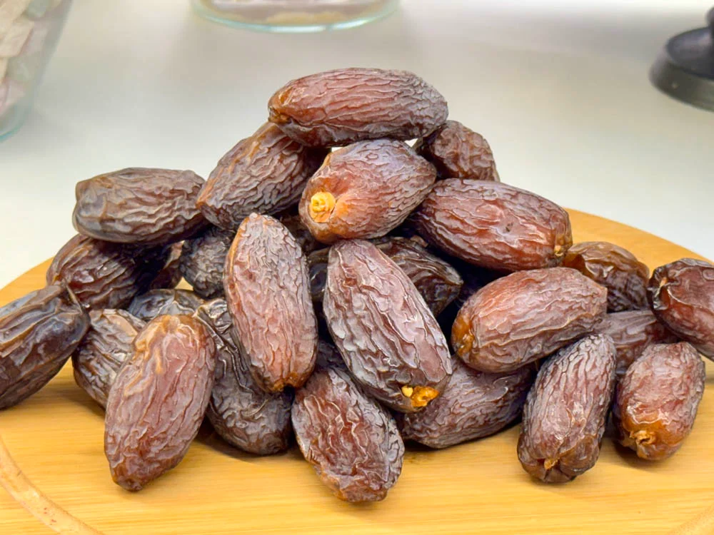 Dátiles Medjoul de alta calidad en un envase elegante de Sabur Turco.