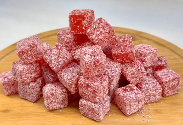 Delicia de Cereza, dulce turco tradicional con intenso sabor a cereza y textura suave.