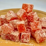 Delicia de fresa y avellana, dulce turco tradicional con un sabor irresistible.