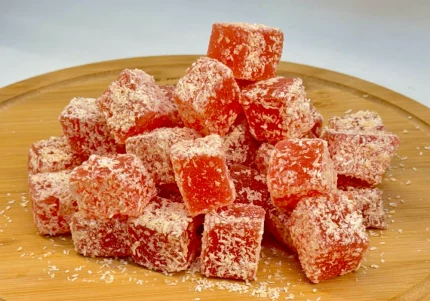 Delicia de fresa y avellana, dulce turco tradicional con un sabor irresistible.