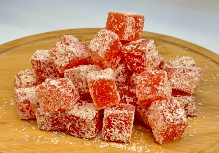 Delicia de fresa y avellana, dulce turco tradicional con un sabor irresistible.