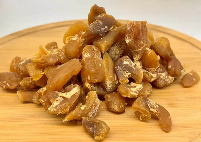 Trozos de jengibre sin azúcar deshidratado en un envase elegante de Sabur Turco.