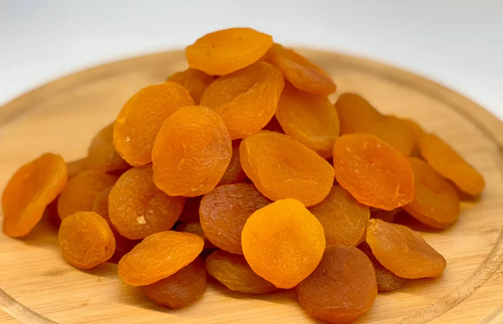 Albaricoques turcos deshidratados presentados en un envase elegante de Sabur Turco.