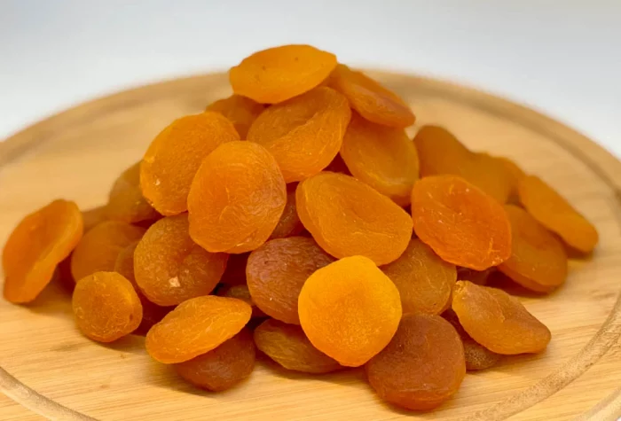 Albaricoques turcos deshidratados presentados en un envase elegante de Sabur Turco.