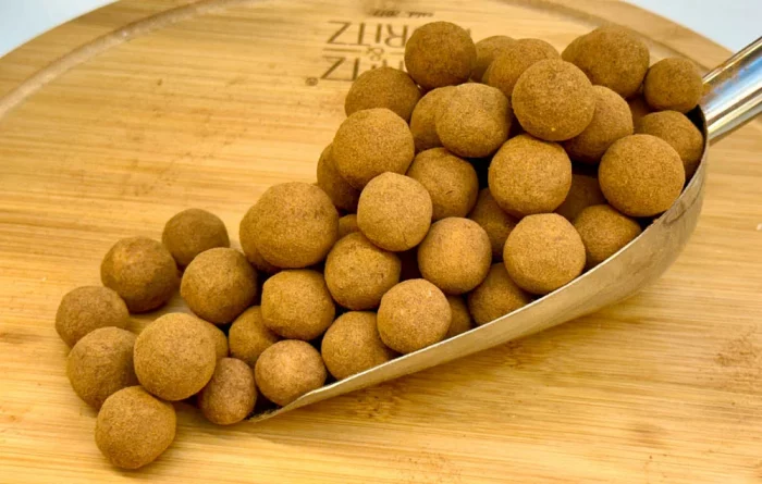 Bombones de avellana y canela turcos en un elegante envase de Sabur Turco.