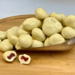 Fresas recubiertas de chocolate blanco turco en un envase elegante de Sabur Turco.