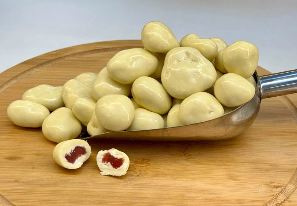 Fresas recubiertas de chocolate blanco turco en un envase elegante de Sabur Turco.