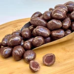 Fresas recubiertas de chocolate negro turco en un envase elegante de Sabur Turco.