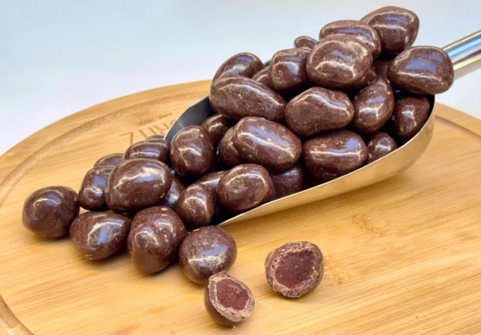 Fresas recubiertas de chocolate negro turco en un envase elegante de Sabur Turco.