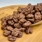 Nueces con chocolate turco artesanal en un elegante envase de Sabur Turco.
