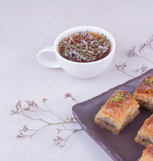 tuerkische-pakhlava-mit-einer-tasse-kraeutertee_114579-31631 (1)